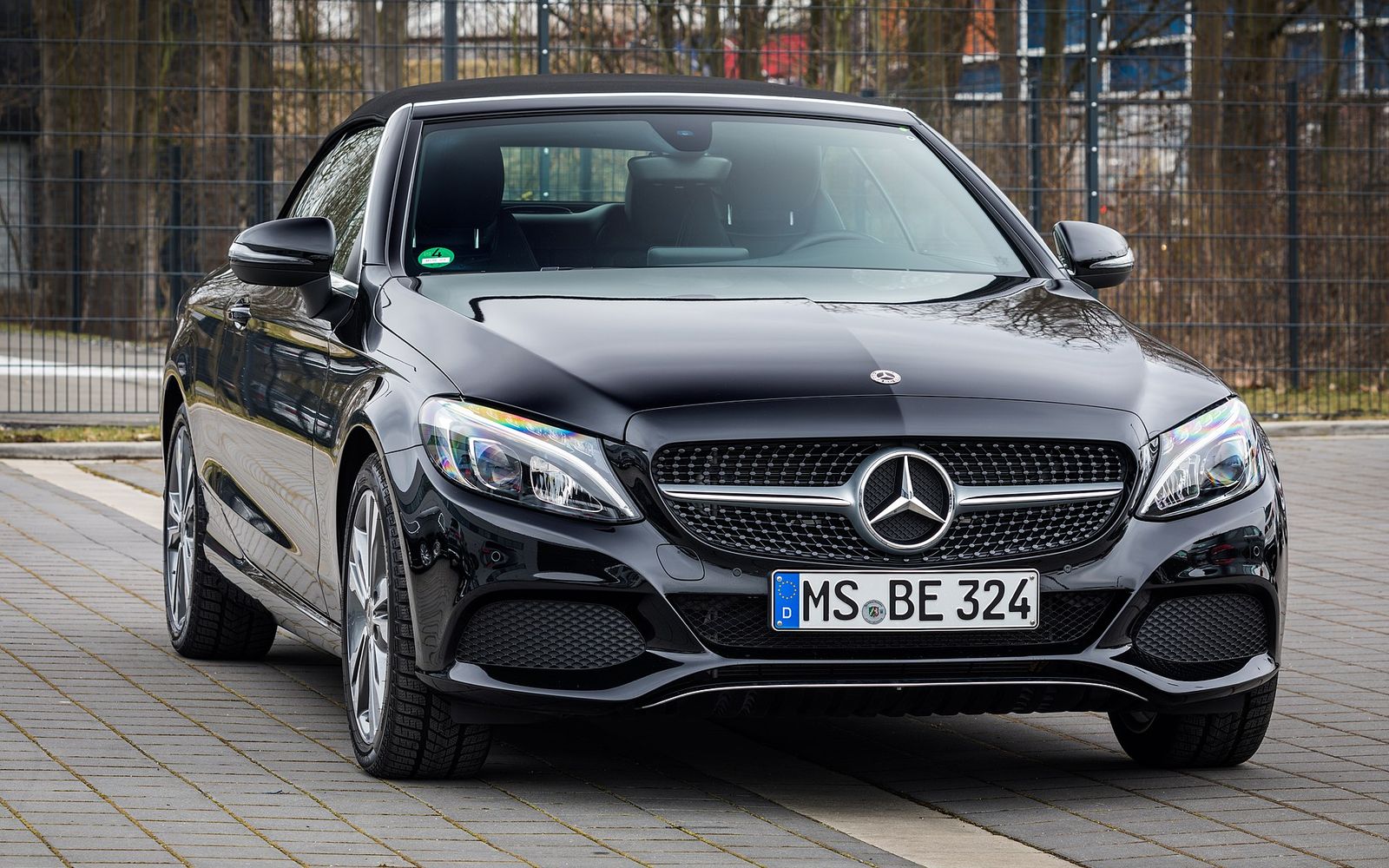 Nyrekondad mörkblå Mercedes med blank lack, fotograferad snett framifrån i dagsljus